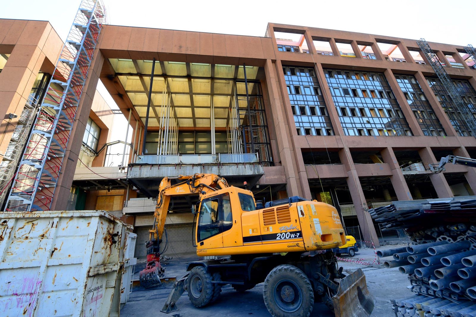 Le début des travaux de démolition du hall de la gare, côté sud, en juillet 2018. Photo Le Progrès/ Philippe JUSTE