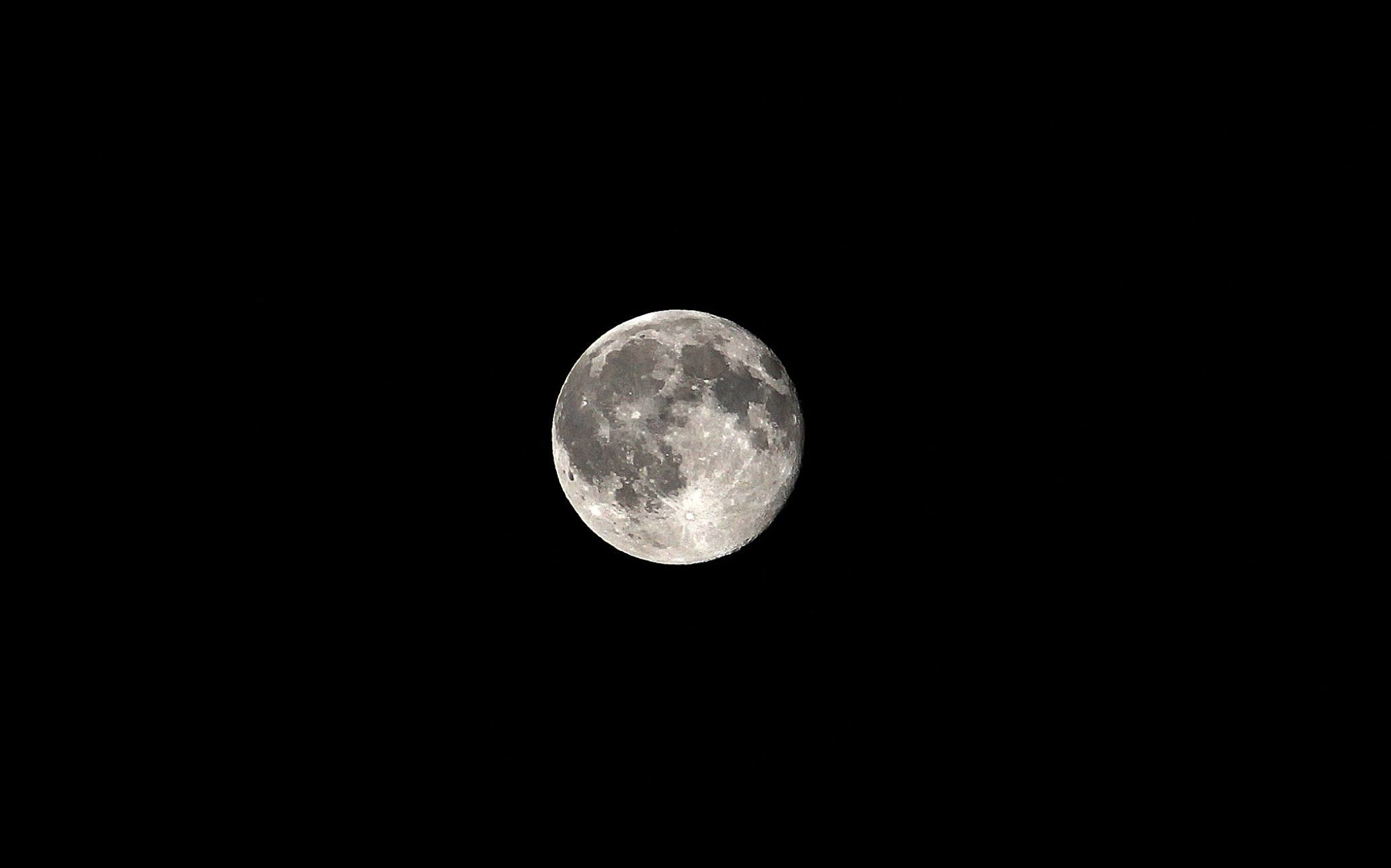 La Lune est le seul satellite naturel de la Terre. C'est le deuxième objet le plus brillant dans le ciel après le Soleil. Photo Le Progrès/ Sébastien JULLIEN