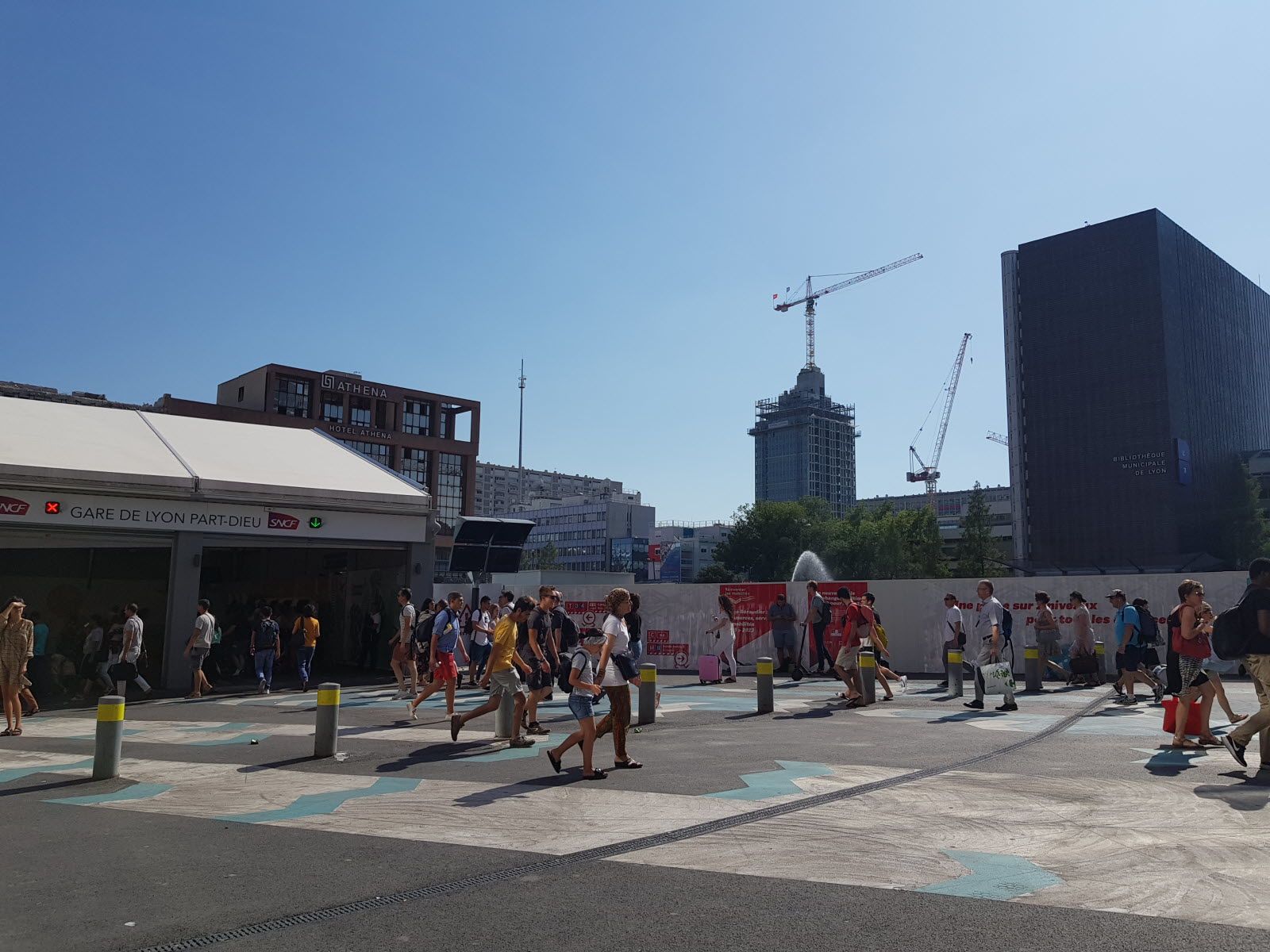 Les travaux place Beraudier imposent des circulations temporaires en plein coeur du chantier. Photo Le Progrès/ Aline DURET