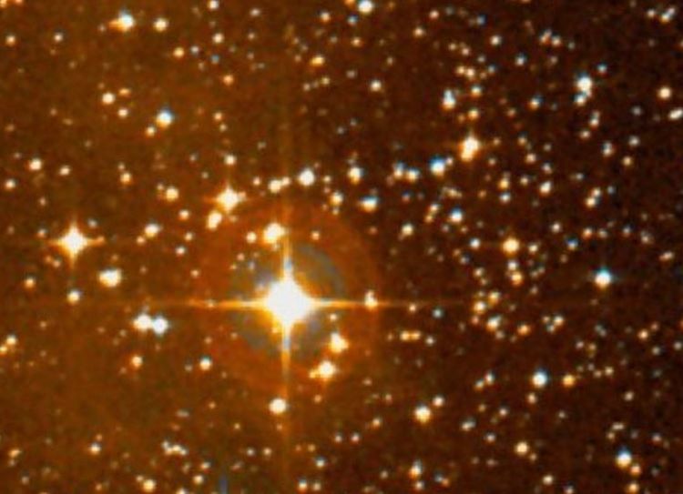 VY Canis Majoris (la plus lumineuse sur l'image) dans la constellation du Grand Chien a été d'abord répertoriée par Lalande en 1801 sous le nom de VY CMa. Photo Observatoire Rutherford, au téléscope le 7 septembre 2014
