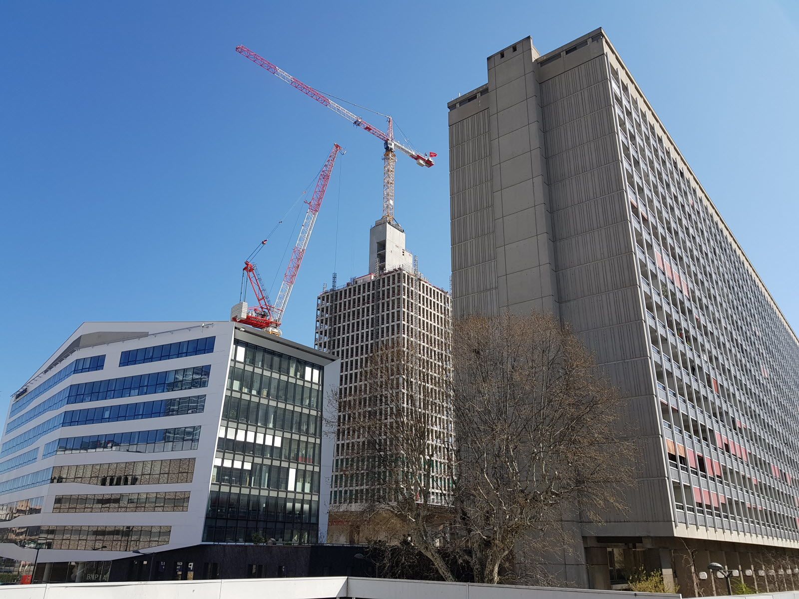 Au printemps 2019, l'ancienne tour EDF en chantier, bientôt transformée en Silex 2. Photo Le Progrès/ Aline DURET