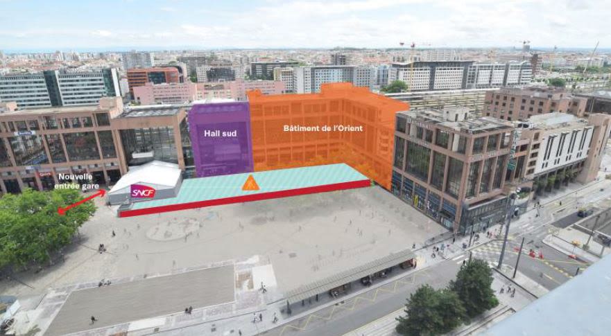 C'est parti pour un chantier de 5 ans : sur la place Béraudier, le hall d'accueil provisoire à gauche et les deux bâtiments qui vont être démolis. Illustration Le Progrès/ SPL Lyon Part-Dieu