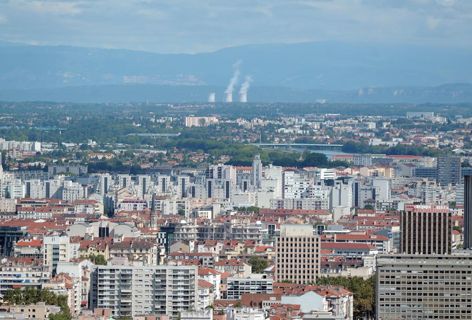 La centrale vue depuis Lyon. Photo Le Progrès/Joël PHILIPPON