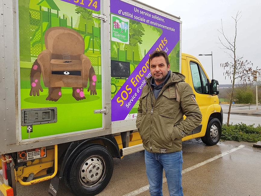 Le service SOS encombrants, initié par Éric Di Domizio, directeur de la régie de quartier, est étendu à l’ensemble de la ville. Photo Progrès/Mathilde GARNIER