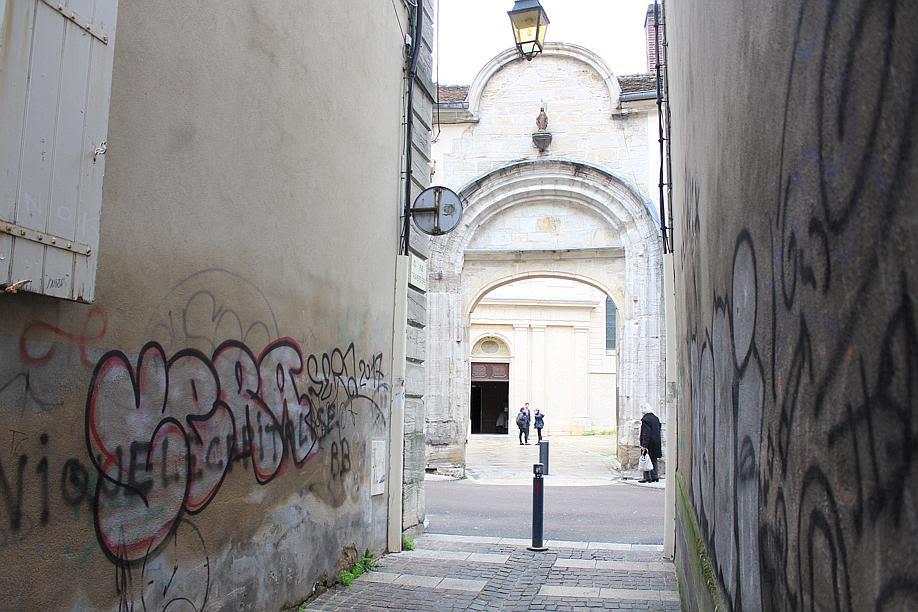 Rue Traversière, la ville avait imaginé faire peindre une fresque à des enfants pour éviter que cette petite rue entre les rues des Cordeliers et Perrin ne soient plus couvertes de tags. Photo Progrès/Renaud LAMBOLEZ