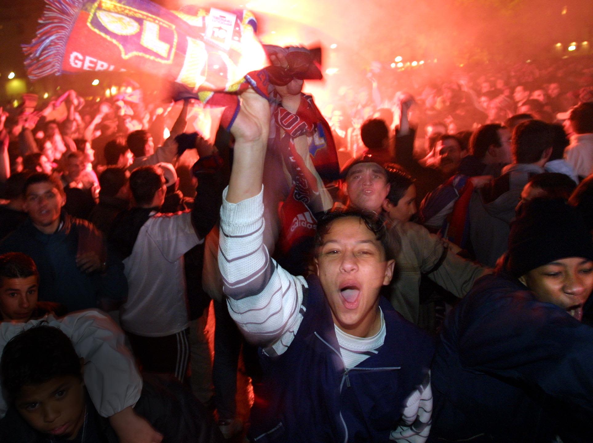 La foule en délire place Bellecour. Banderoles et fumigènes sont de sortie. Photo Progrès/Joël PHILIPPON