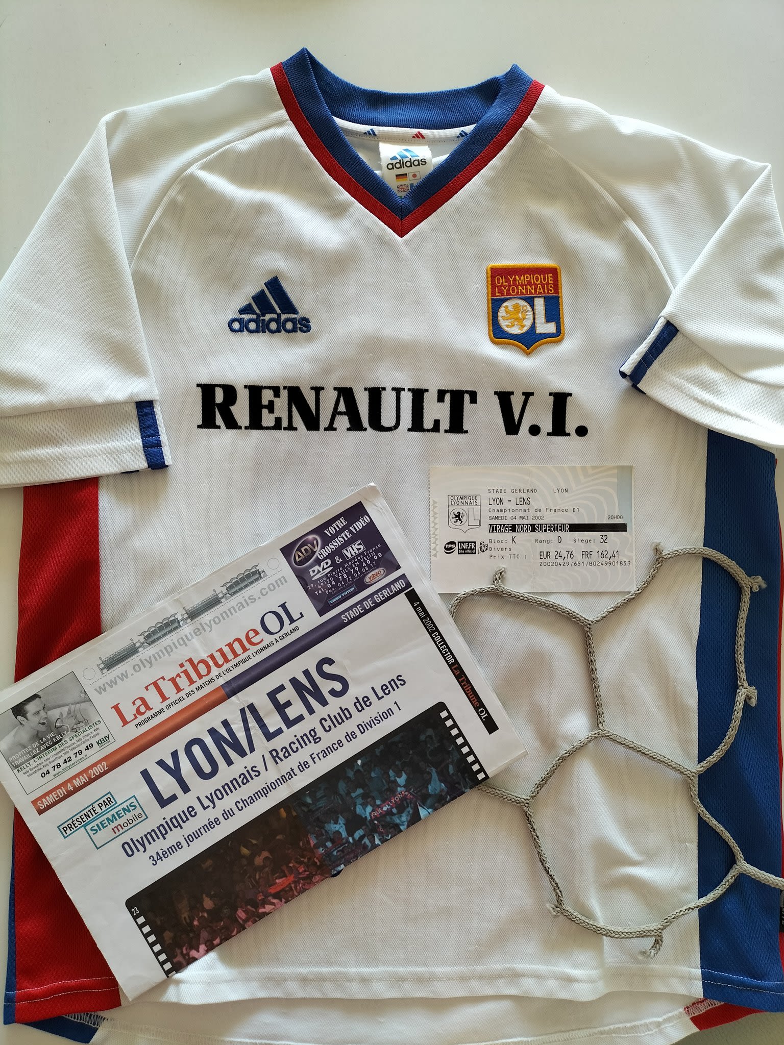 Maillot, journal, ticket, bout de filet récupéré... Rémy a conservé précieusement tous les souvenirs qu'il lui reste de ce 4 mai 2002. Photo fournie par Rémy