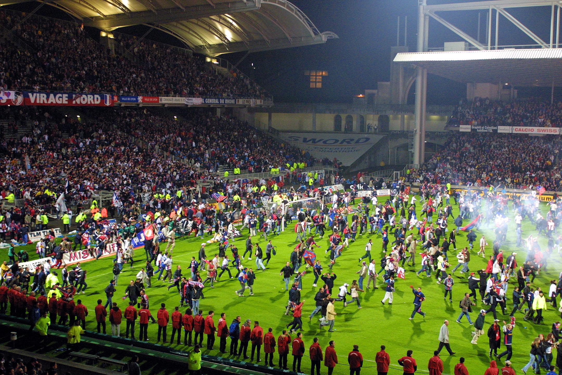 Dès le coup de sifflet final, énormément de supporters ont envahi la pelouse pour célébrer ce premier titre. Photo Damien LEPETITGALAND