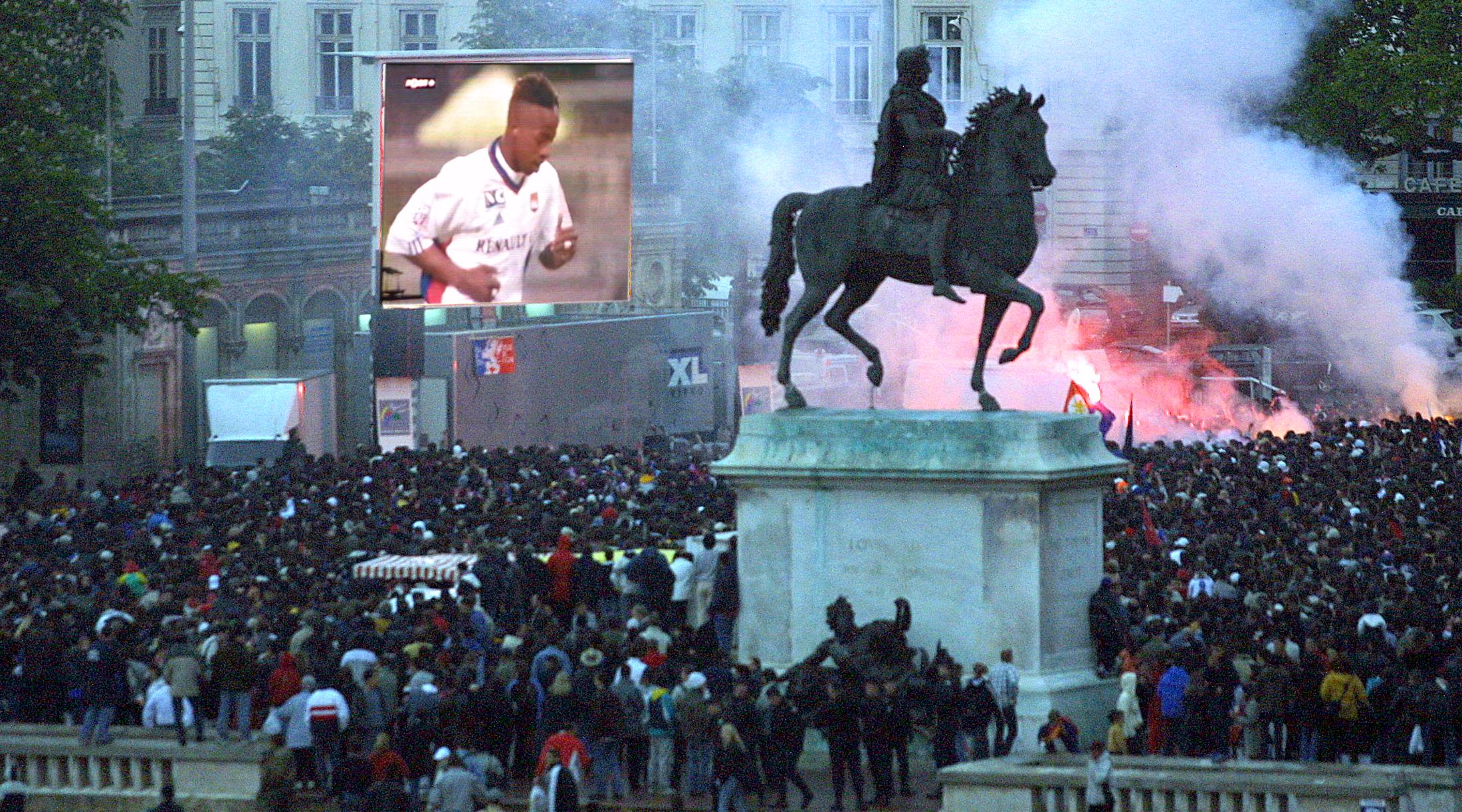 La place Bellecour en ébullition sur le premier but lyonnais, signé Sidney Govou. Photo Progrès/Joël PHILIPPON