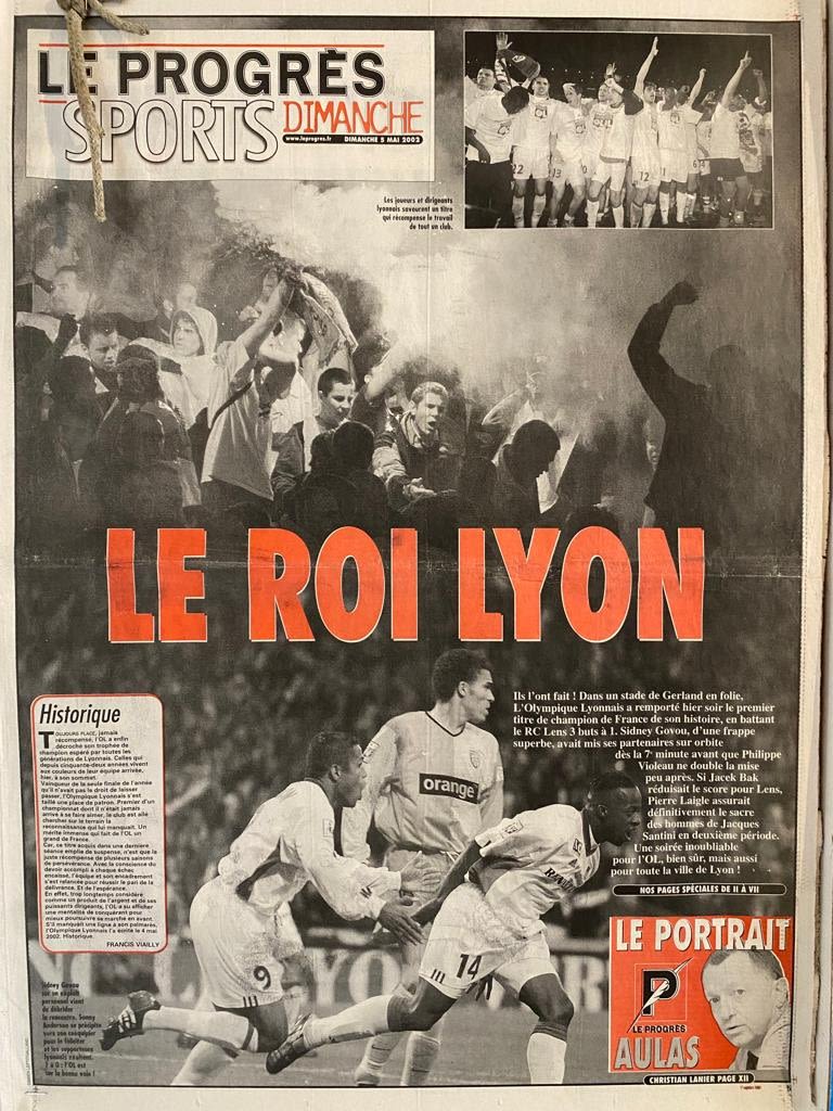 En haut à gauche, le bout de filet conservé par Alexandre, avec la Une du Progrès au lendemain du titre lyonnais. Photo fournie par Alexandre