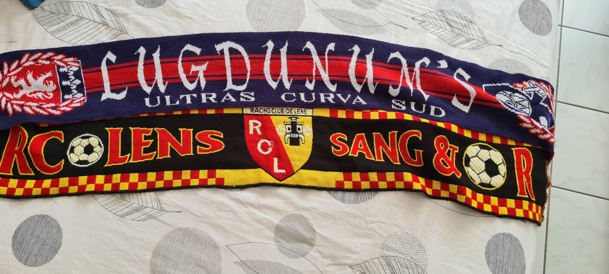 L'écharpe du supporter lensois récupérée par Mikhail. Photo fournie par Mikhail