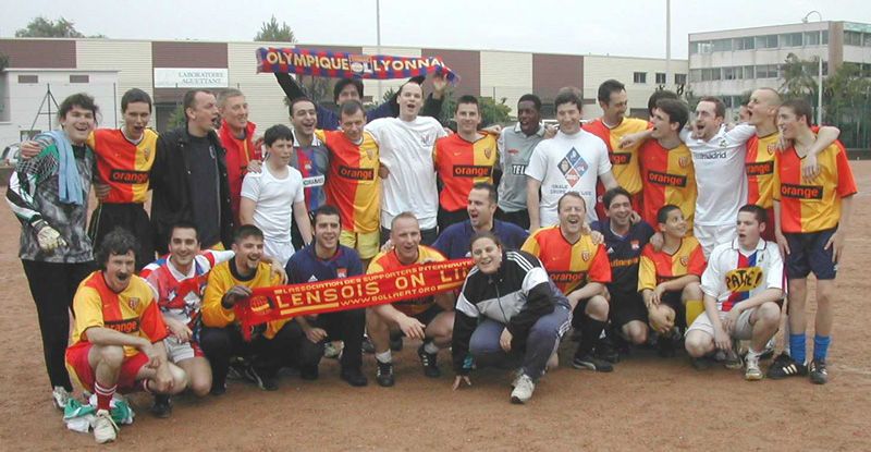 Supporters lyonnais et lensois réunis sur une photo. Document fourni par Hexagones