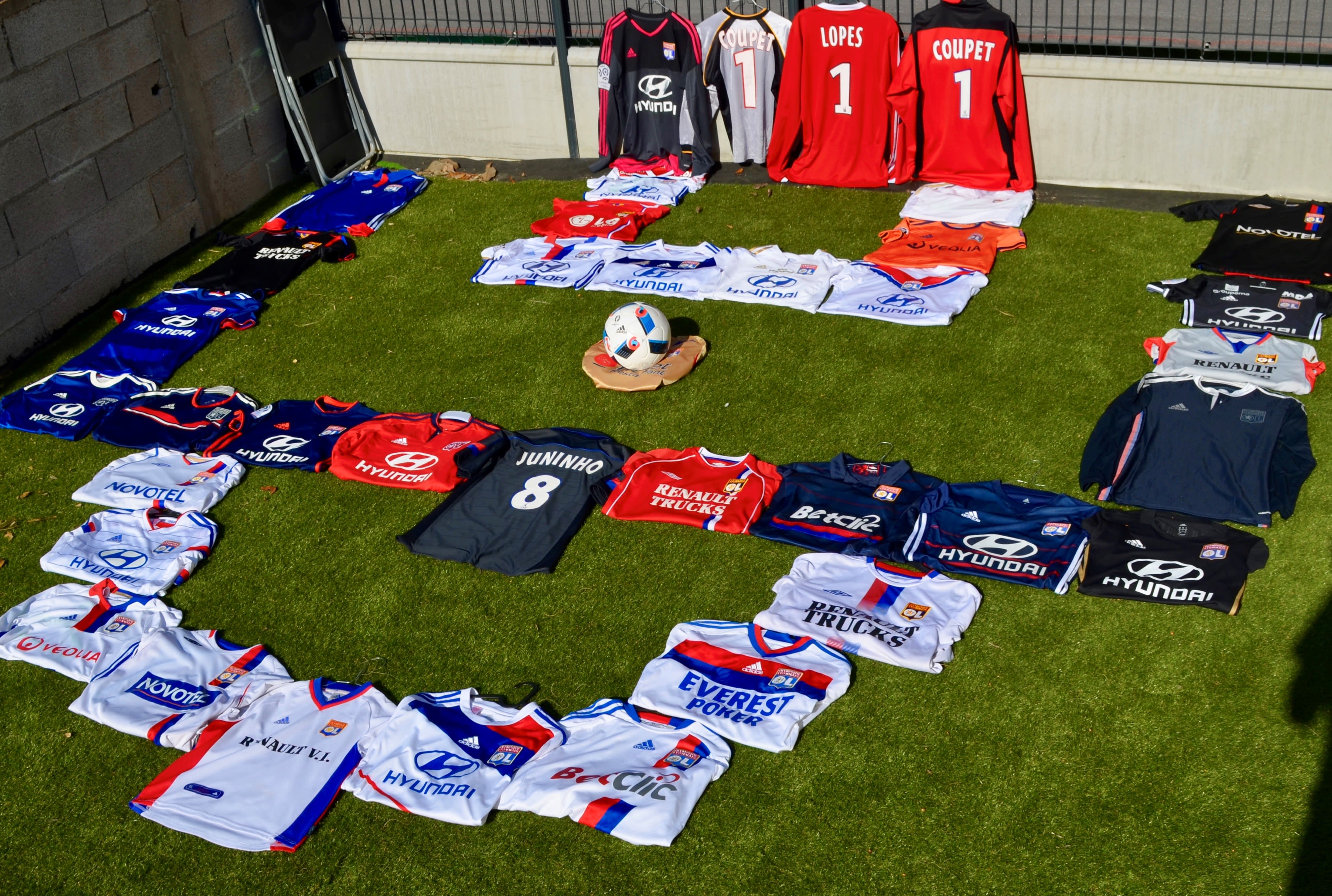 Tous les maillots de l'OL collectionnés par Alexandre. Photo fournie par Alexandre Régal