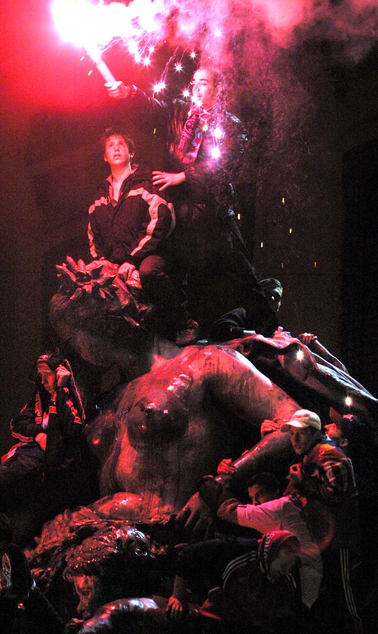 Les Lyonnais, en furie, grimpent sur la fontaine Bartholdi de la place des Terreaux. Photo Progrès/Joël PHILIPPON