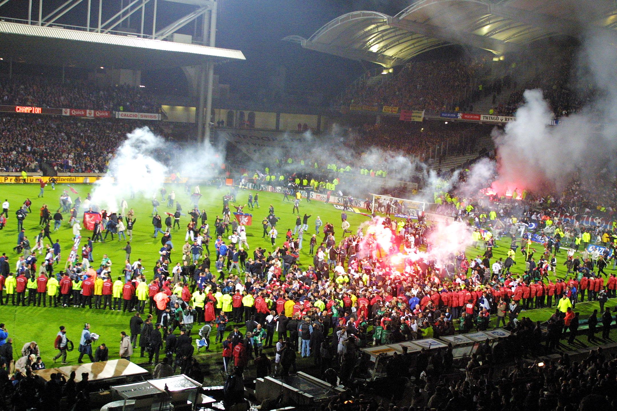 Les stadiers assurent la sécurité des joueurs lors de la fin de la rencontre. Photo Damien LEPETITGALAND