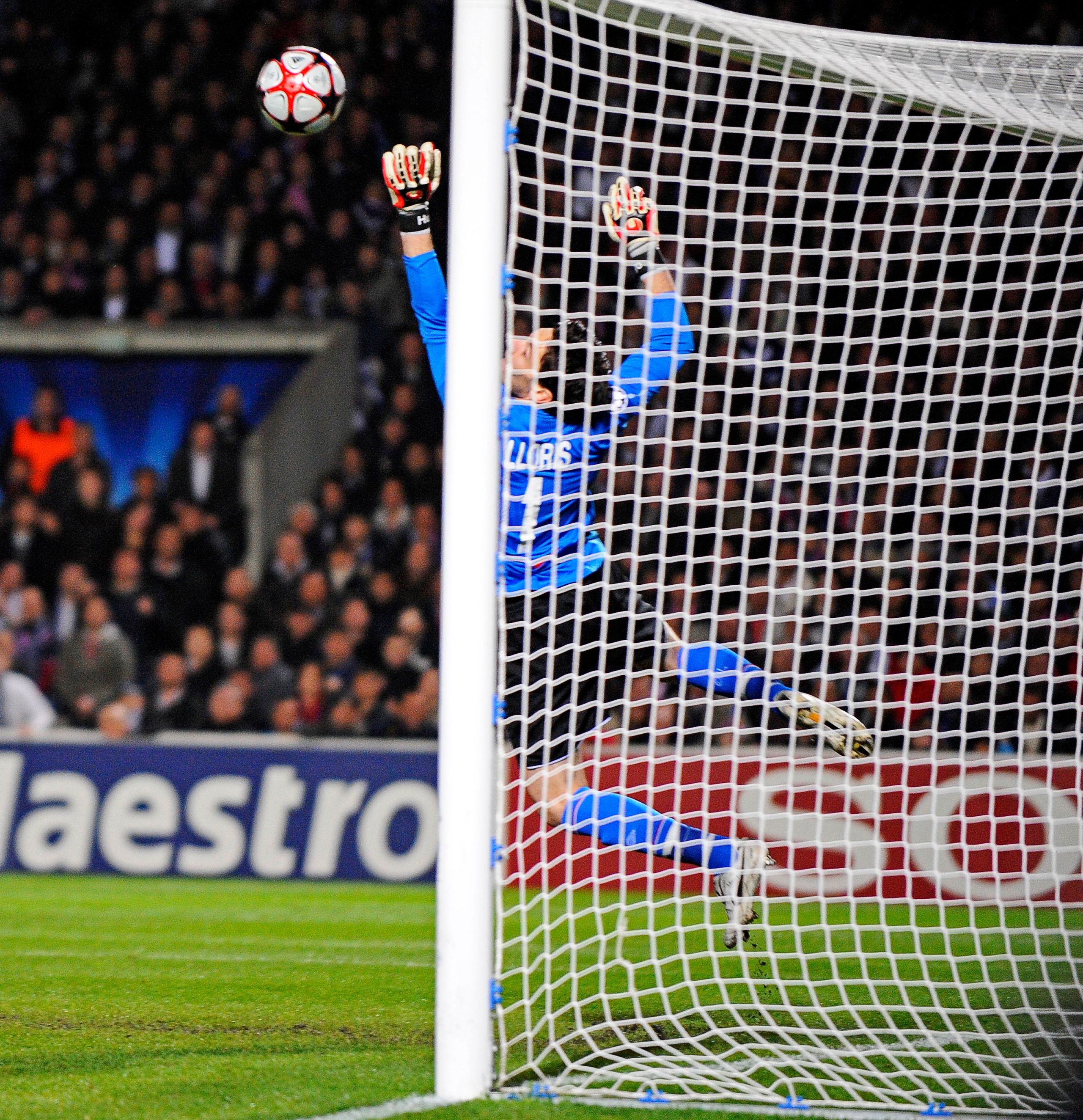 Hugo Lloris, auteur ici d'un arrêt spectaculaire, a réalisé un match retour de haute-volée permettant à l'OL de se qualifier. Photo Progrès / Stéphane Guiochon