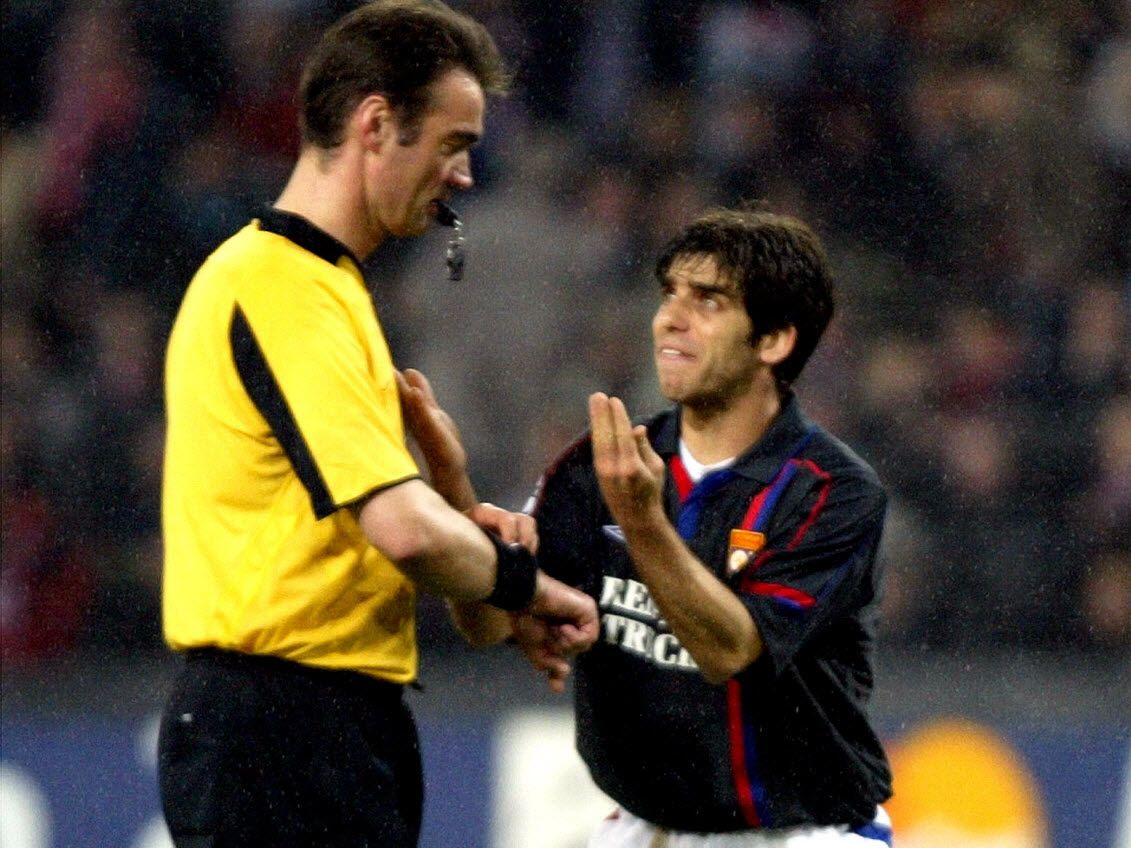 Juninho, réclamant un penalty à M. Nielsen, pour une faute de Gomes sur Nilmar. Photo Progrès /Stéphane GUIOCHON