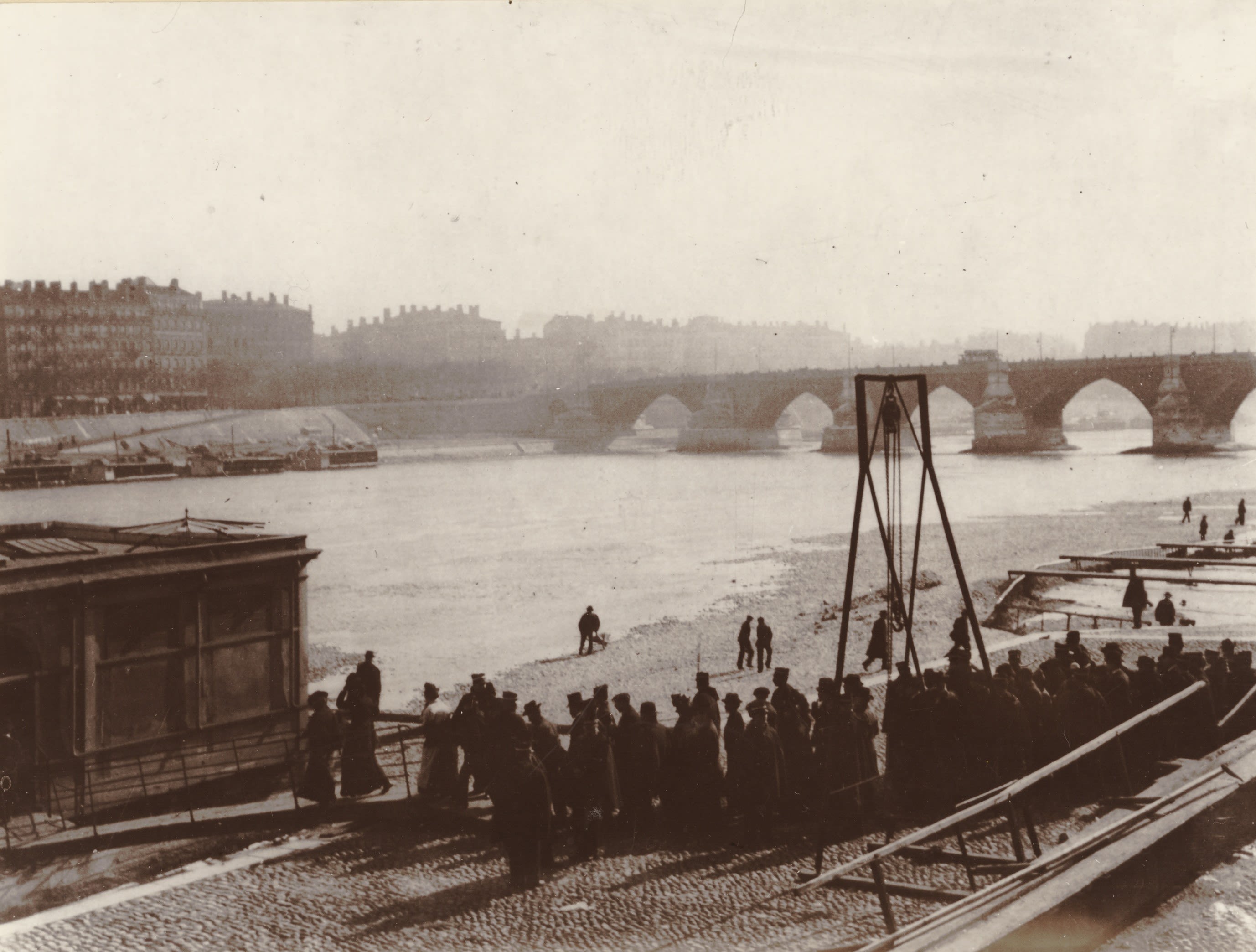 Jour d'affluence en janvier 1901 pour la femme coupée en morceaux. Bibliothèque municipale de Lyon, Fonds Jules Sylvestre