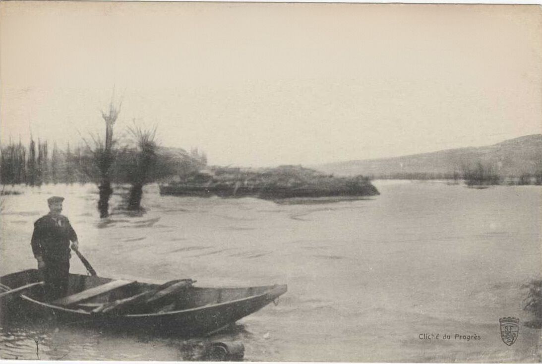 L'épave de la morgue flottante, en fond. Photo d'archives Progrès
