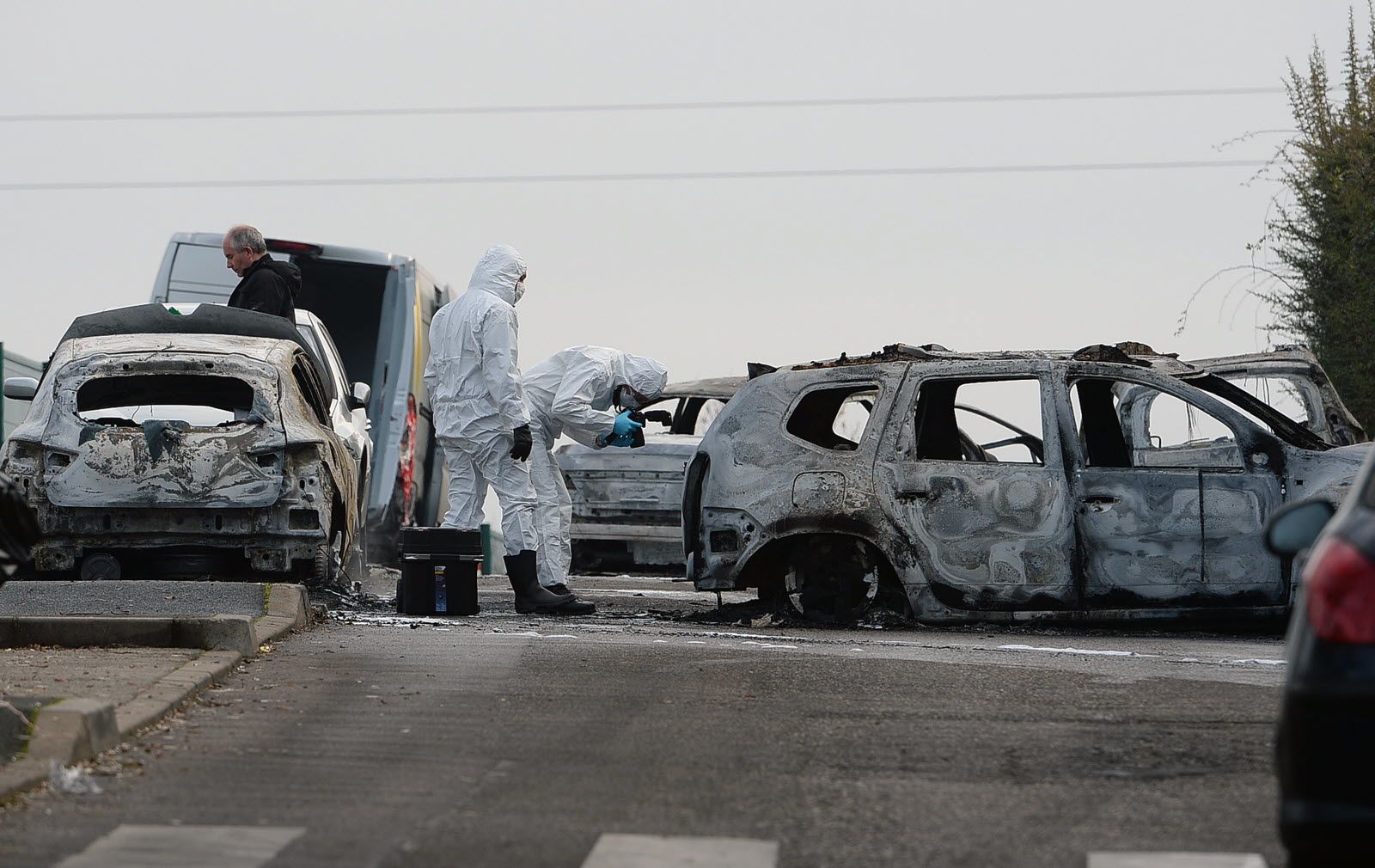 Le 12 décembre 2016, un fourgon transportant 70 kg d'or est braqué, chemin du Dodin, à Dardilly. Les malfaiteurs incendient leurs véhicules avant de prendre la fuite. Photo Progrès/Richard MOUILLAUD