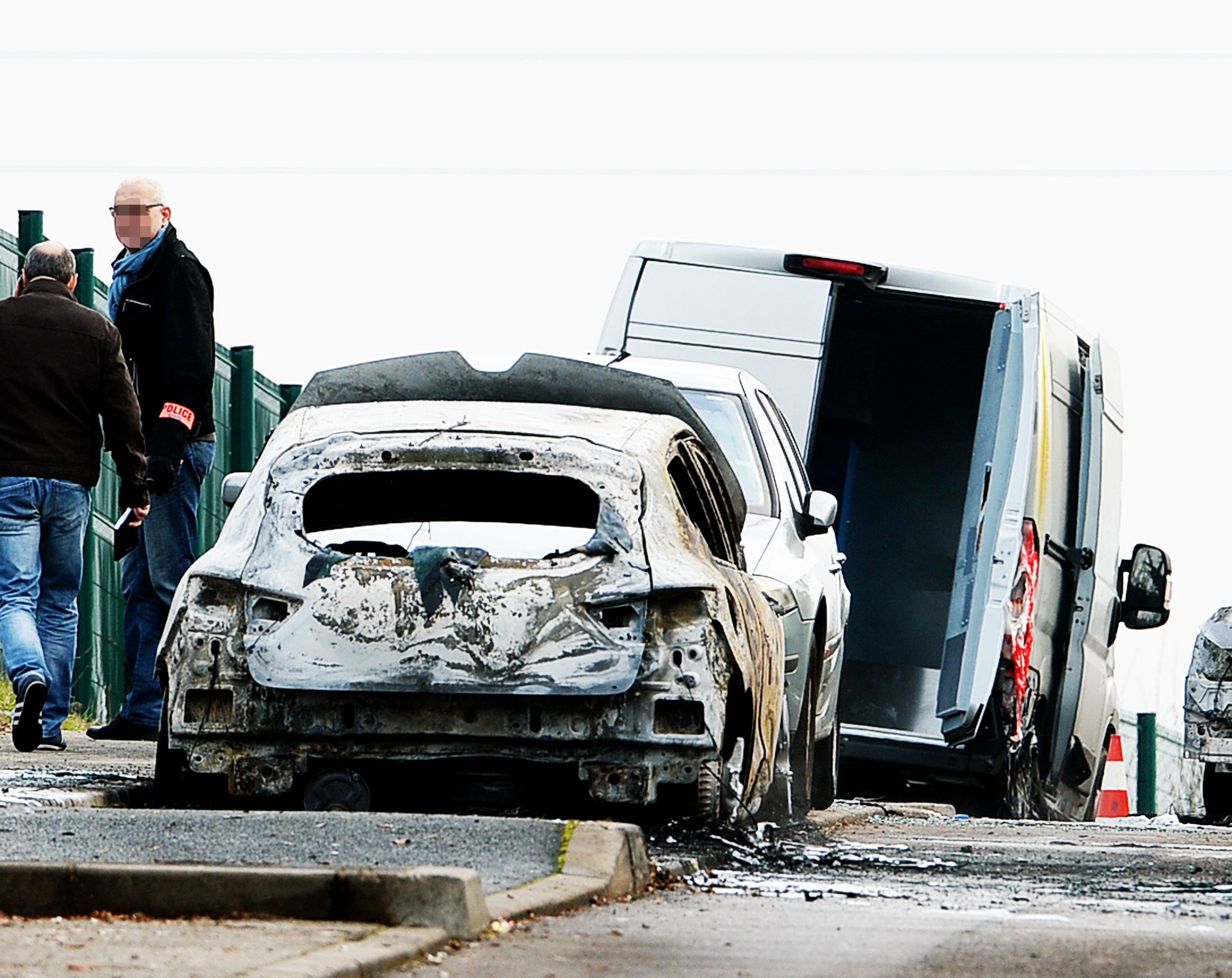 Quatre véhicules utilisés pour barrer la route au fourgon ont été incendiés. Photo Progrès/Richard MOUILLAUD