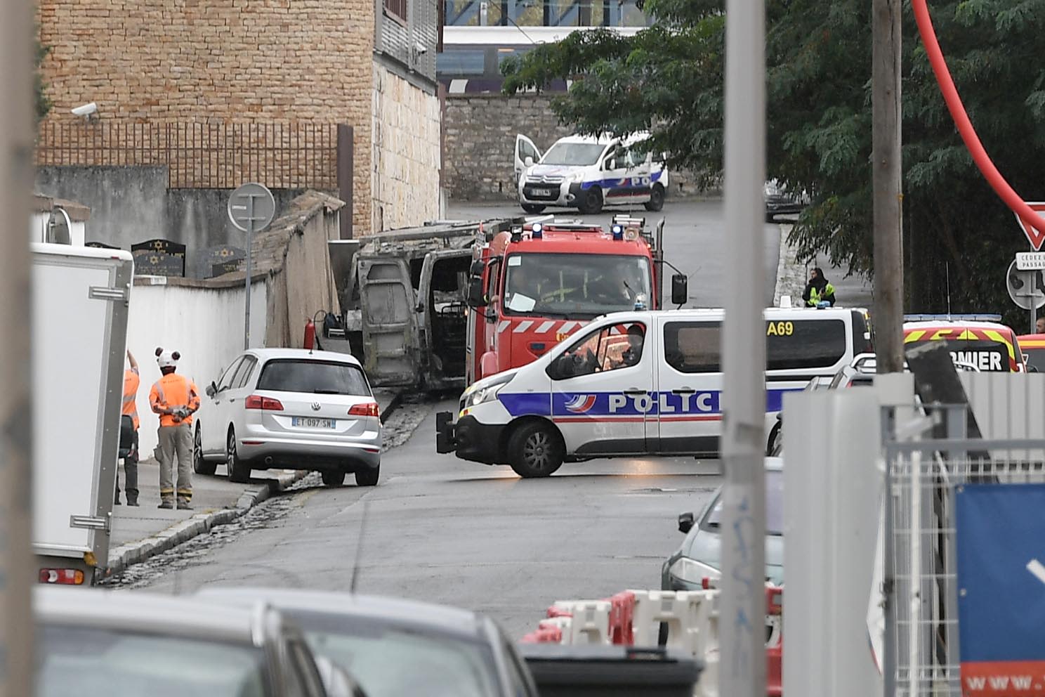 Plusieurs malfaiteurs lourdement armés ont bloqué le fourgon peu avant 9 heures rue Pierre-Sémard. Photo Progrès/Joël PHILIPPON