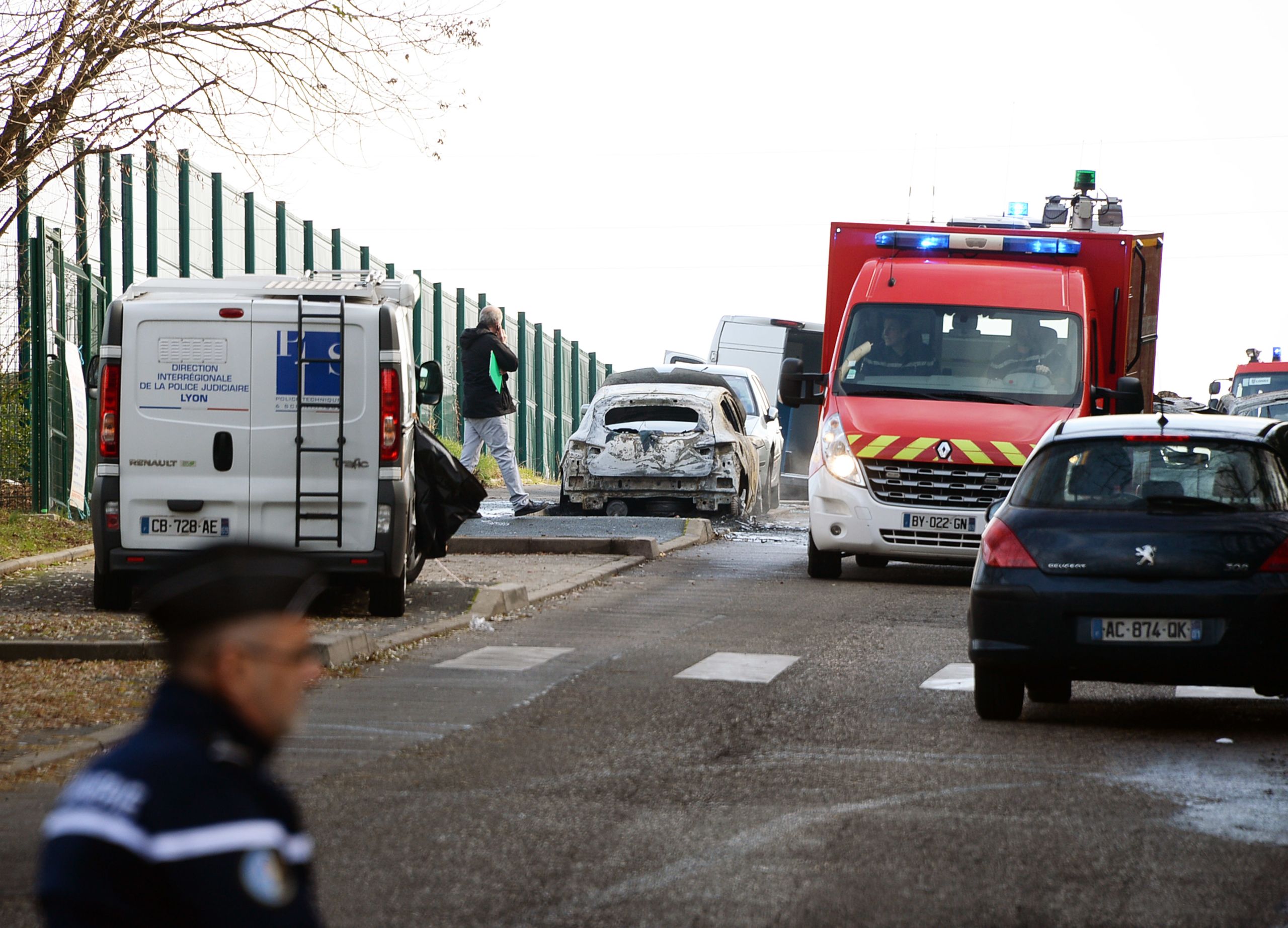 Les malfaiteurs ont abandonné le fourgon avec les convoyeurs à l'intérieur. L'incendie d'une voiture, utilisée par les braqueurs, commençait à se propager au fourgon à l'arrivée des gendarmes. Photo Progrès/Richard MOUILLAUD