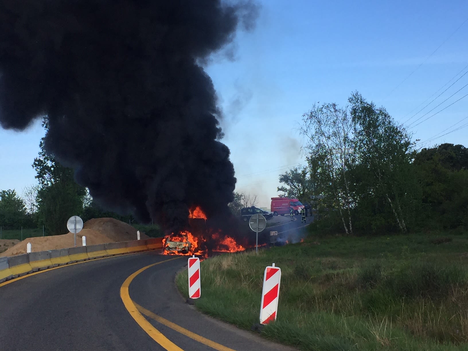 Les malfaiteurs ont incendié les véhicules avant de prendre la fuite. Photo Progrès/Yoann TERRASSE
