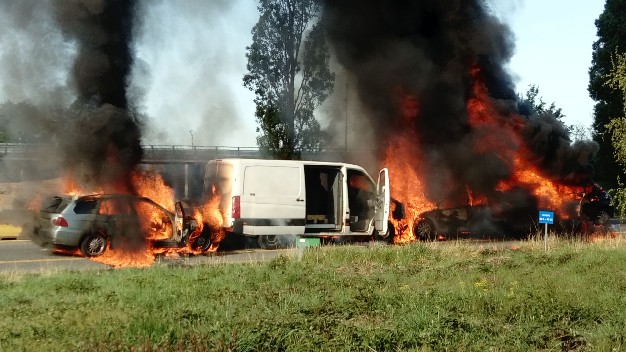 L'incendie des véhicules des malfaiteurs et des fourgons était visible depuis l'autoroute. Photo DR