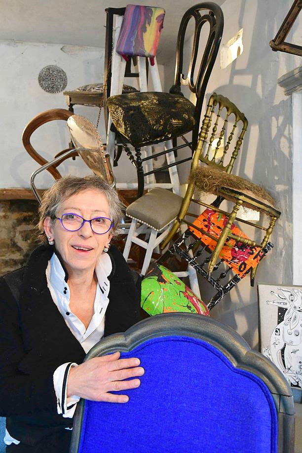 Catherine Duperchy, tapissier à Mantry. Elle rénove des sièges, fauteuils, chaises entre tradition et modernité. Le nom de son entreprise, "Faudesteuil" comme les fauteuils d'antan. Photo Progrès/Philippe TRIAS