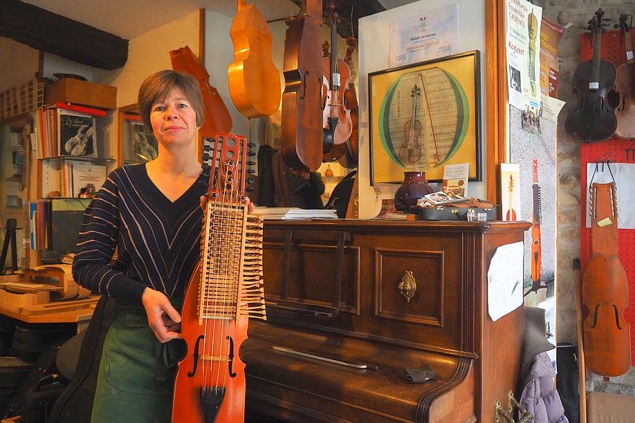 Anette Osann, en plus de sa formation en lutherie, s’est spécialisée dans la fabrication de nyckeharpas. Photo Progrès /Loris TRULLARD