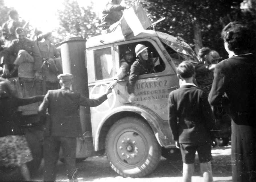 Les libérateurs de Lyon passent devant l'hôpital de Grange-Blanche. (Photo d'archives Le Progrès/DR)