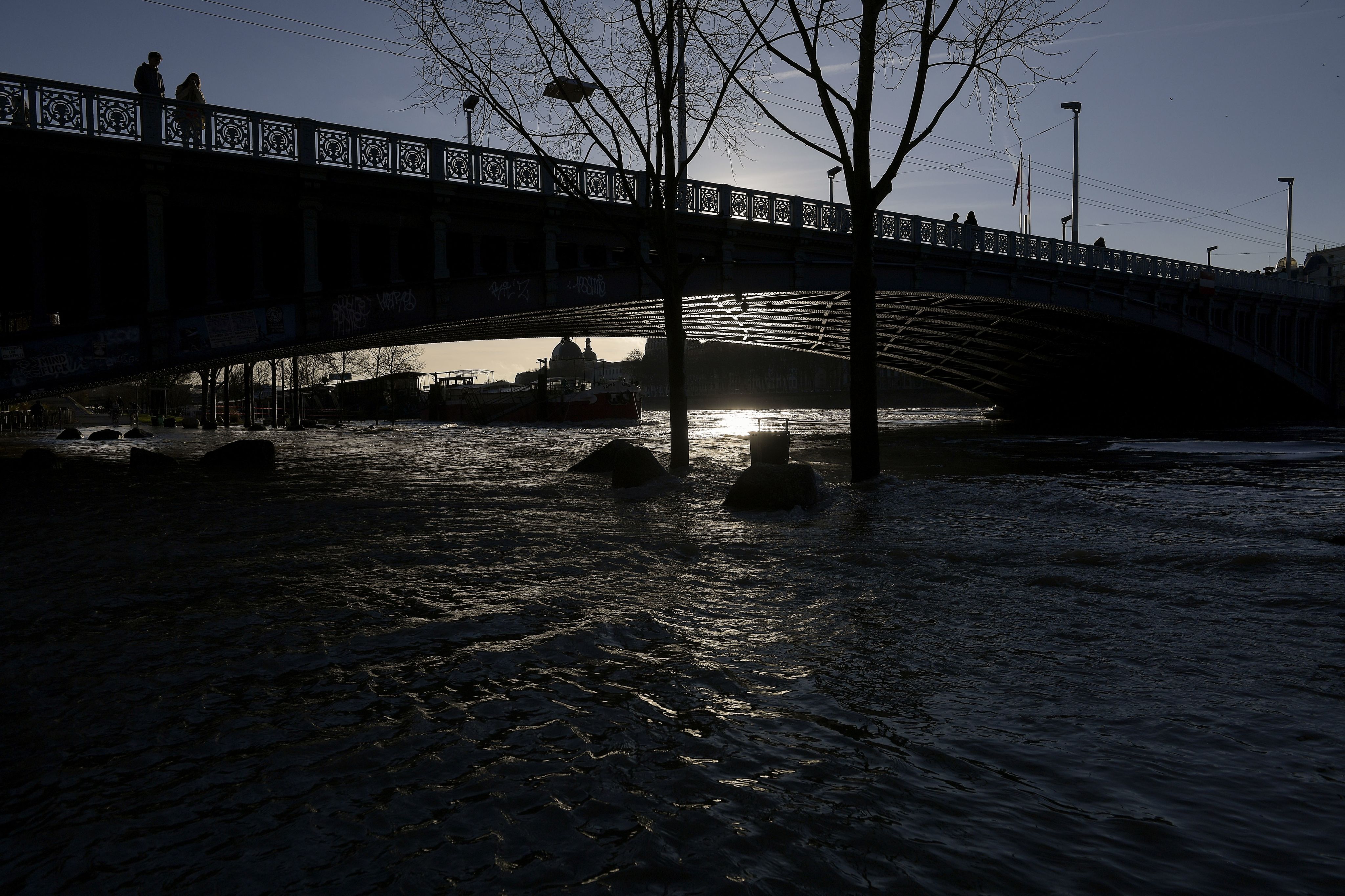 Les berges du Rhône sous les eaux au niveau du pont Lafayette. Photo Progrès/Maxime JEGAT