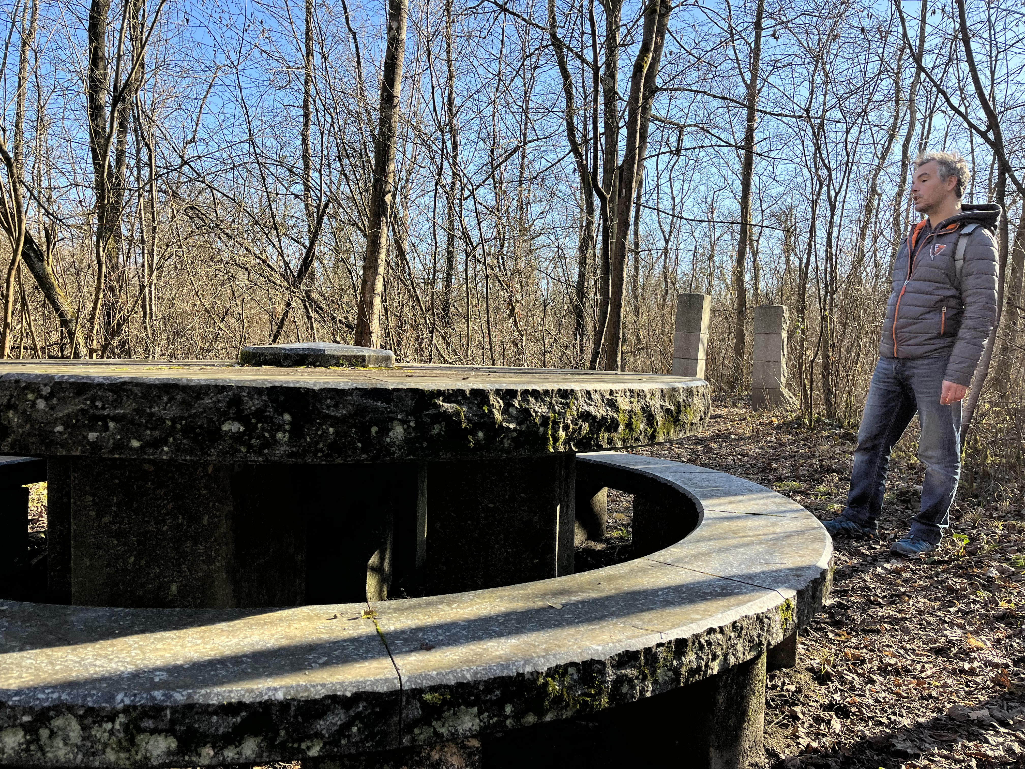 La fameuse table ronde, où l'on reconstitue la mâchecroute. Photo Progrès/Hugo PONCET