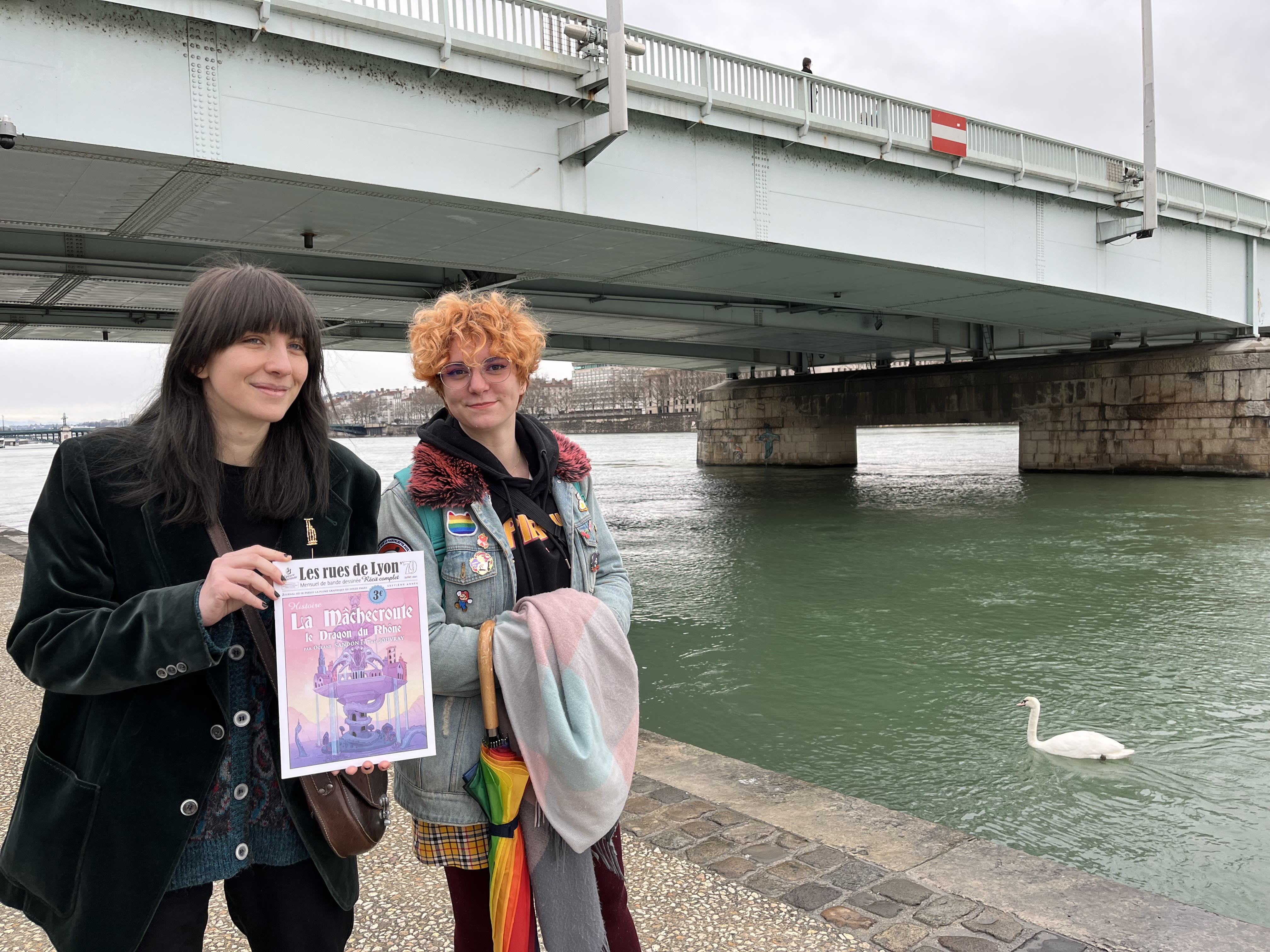 Océane Sandon et Tam Jouvray, devant le pont de la Guillotière. Photo Progrès/Hugo PONCET