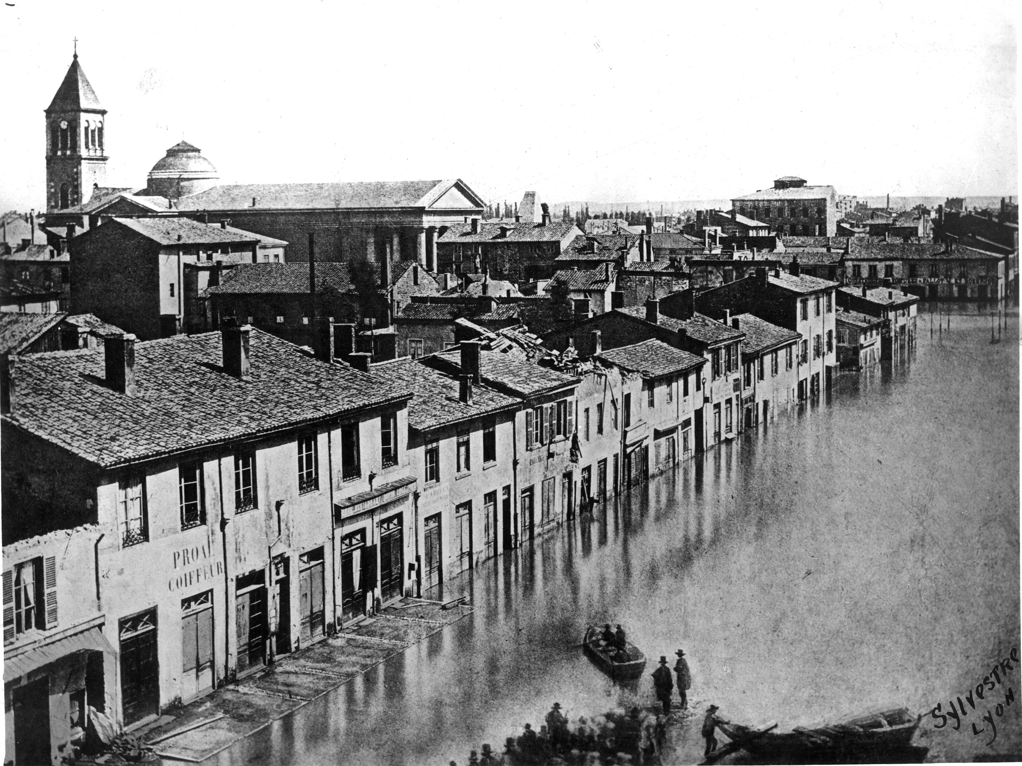 L'avenue de Saxe après les crues meurtrières de 1856. Photo SYLVESTRE