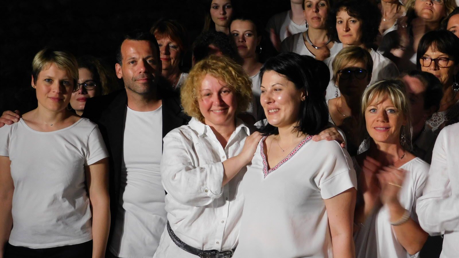 Grand concert choral à Blyes dans l'Ain le 21 avril 2018. Ici les choristes autour d'Audrey, la maman de Marin. Photo Le Progrès/ Pascal DUCROS