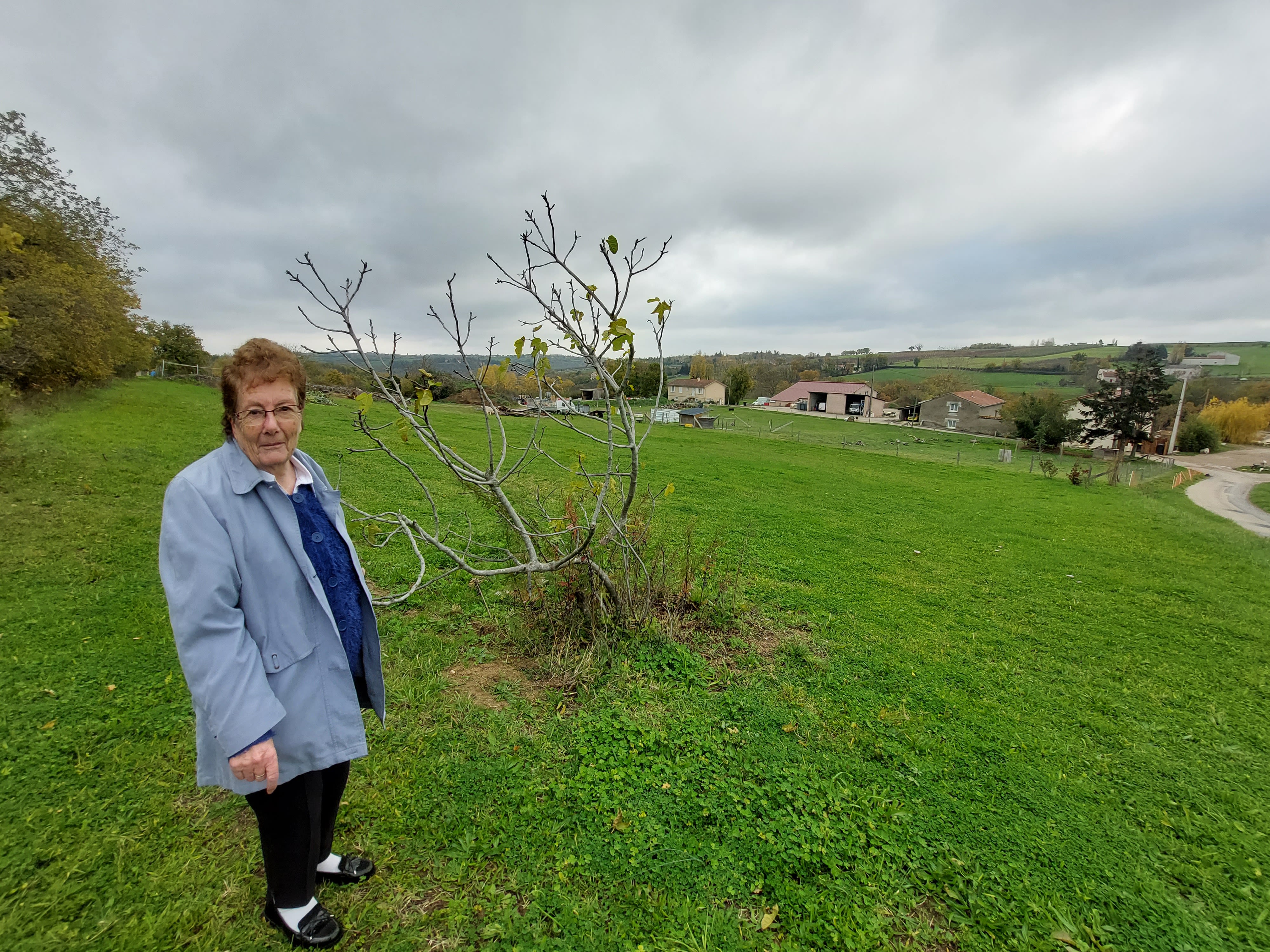 Paulette à l'endroit où la soucoupe se serait posée. Aujourd'hui, un arbre a repoussé. Photo Progrès/Hugo PONCET 