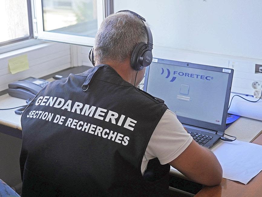 L’écoute téléphonique des trafiquants : un exercice obligé pour les enquêteurs des stups et qui exige de longues heures de travail pas toujours «rentables». Il faut retranscrire toutes les conversations et traduire certains termes qui sont codés. Photo Progrès/Pierre AUGROS